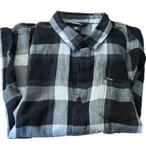 🌿Volcom Grey and Black plaid button down flannel, Youth XL🌿